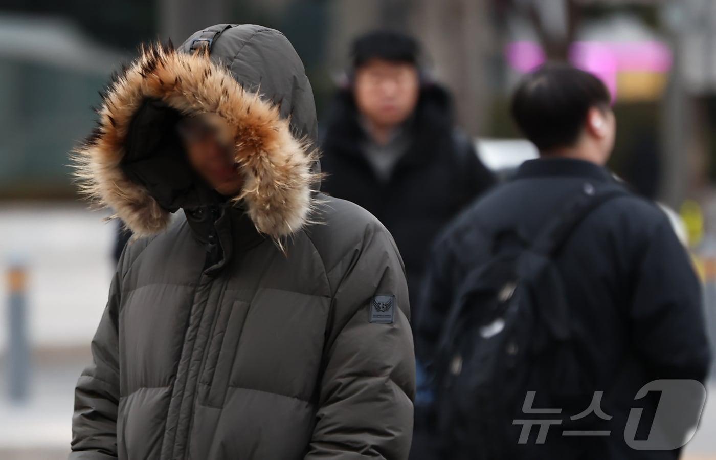 추위가 이어진 23일 서울 종로구 광화문네거리에서 두터운 옷을 입은 시민들이 길을 지나가고 있다. 2024.12.23/뉴스1 ⓒ News1 김도우 기자