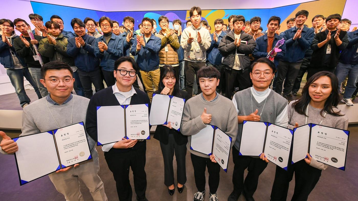 19일 경기 용인의 현대모비스 기술연구소에서 열린 &#39;2024 엠필즈 페스타&#39;에서 수상한 직원들이 기념사진을 촬영한 모습&#40;현대모비스 제공&#41;. 2024.12.19.