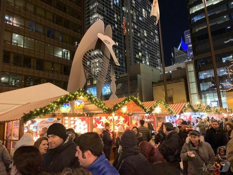 미국 시카고에서 사람들이 크리스마스 시즌을 맞아 열린 마켓을 찾았다. 2024.12.21/ⓒ 뉴스1 박영주 통신원