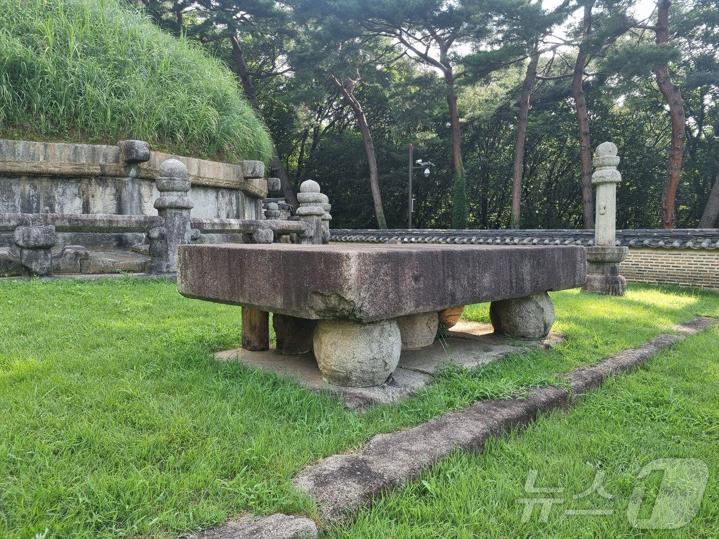 보존 처리 및 복원 전의 건원릉 혼유석과 고석. 국가유산청 제공.