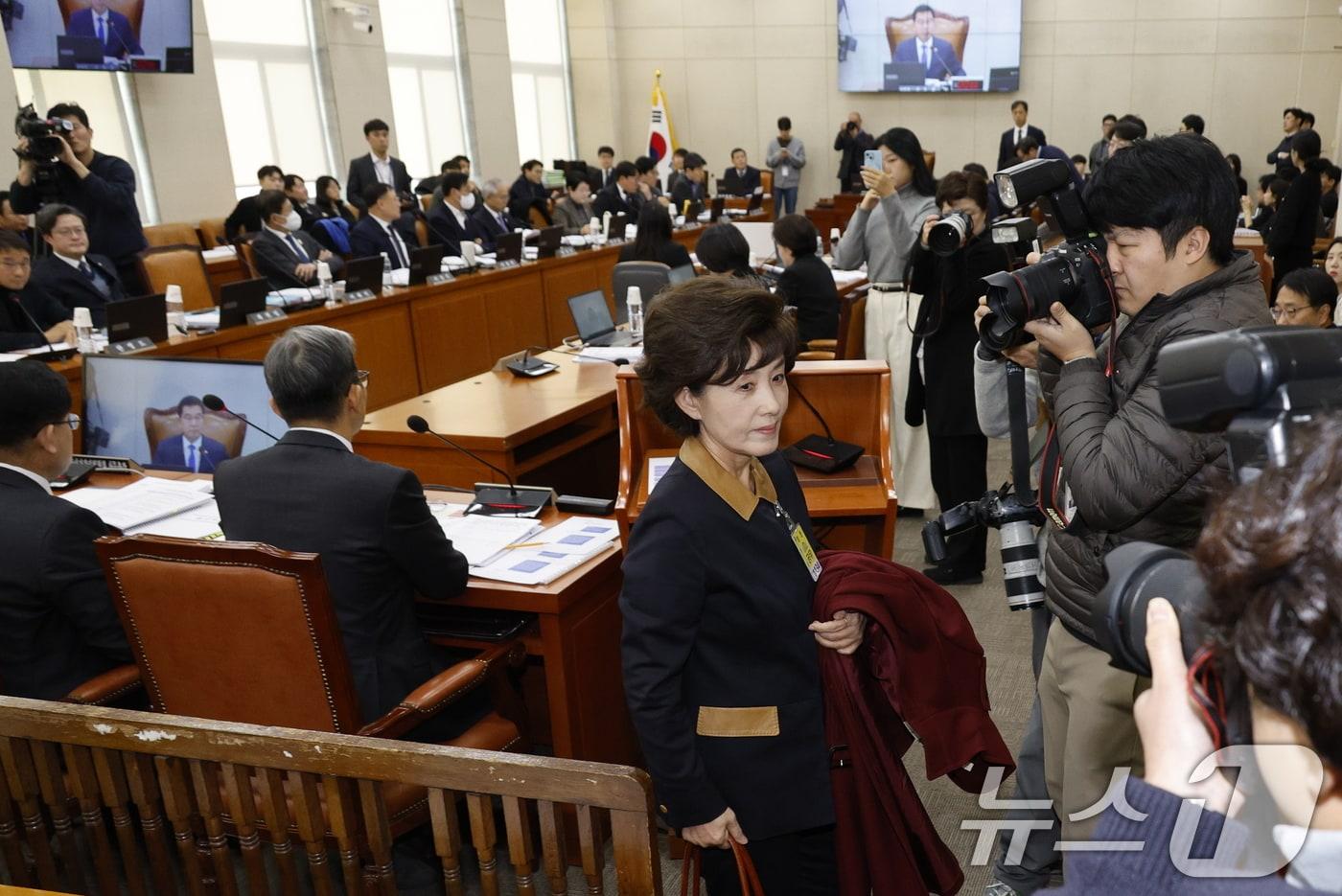 박선영 진실화해를위한과거사정리위원회 위원장이 23일 서울 여의도 국회에서 열린 행정안전위원회 전체회의에서 신정훈 위원장과 야당 요구에 의해 퇴장하고 있다. 2024.12.23/뉴스1 ⓒ News1 안은나 기자