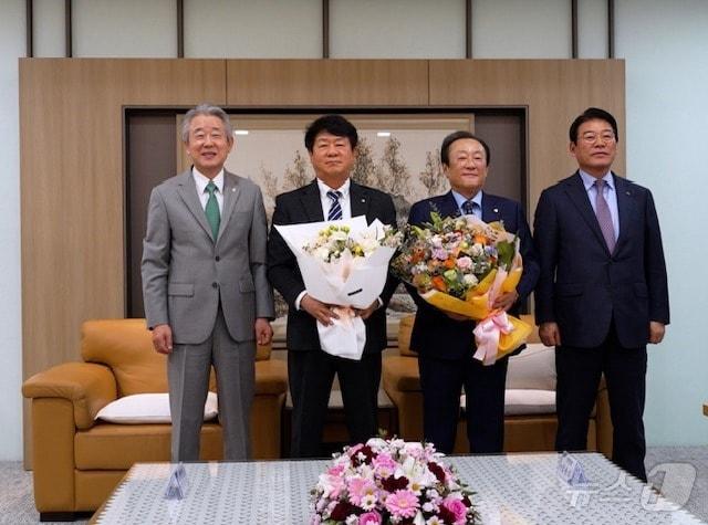 지난 20일 열린 &#34;2024년 제3차 한국협동조합협의회 회장단 회의&#34;에 참석한 관계자들이 기념 촬영을 하고 있다. &#40;좌측부터&#41; 농협중앙회 강호동 회장, 신협중앙회 김윤식 회장, 새마을금고중앙회 김인 회장, 산림조합중앙회 최창호 회장/사진제공=한국협동조합협의회