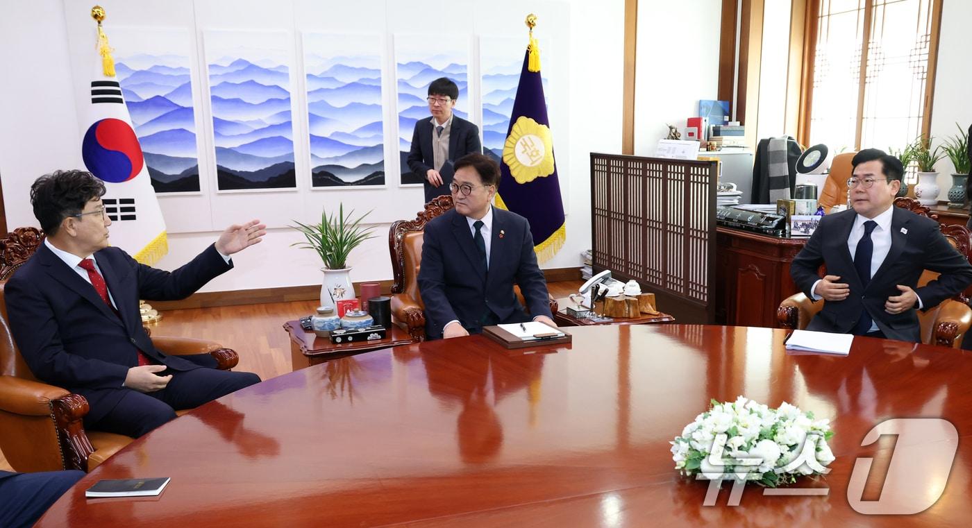 우원식 국회의장&#40;가운데&#41;와 권성동 국민의힘 대표 권한대행 겸 원내대표&#40;왼쪽&#41;, 박찬대 더불어민주당 원내대표가 23일 국회의장실에서 회동하고 있다. &#40;공동취재&#41; 2024.12.23/뉴스1 ⓒ News1 안은나 기자