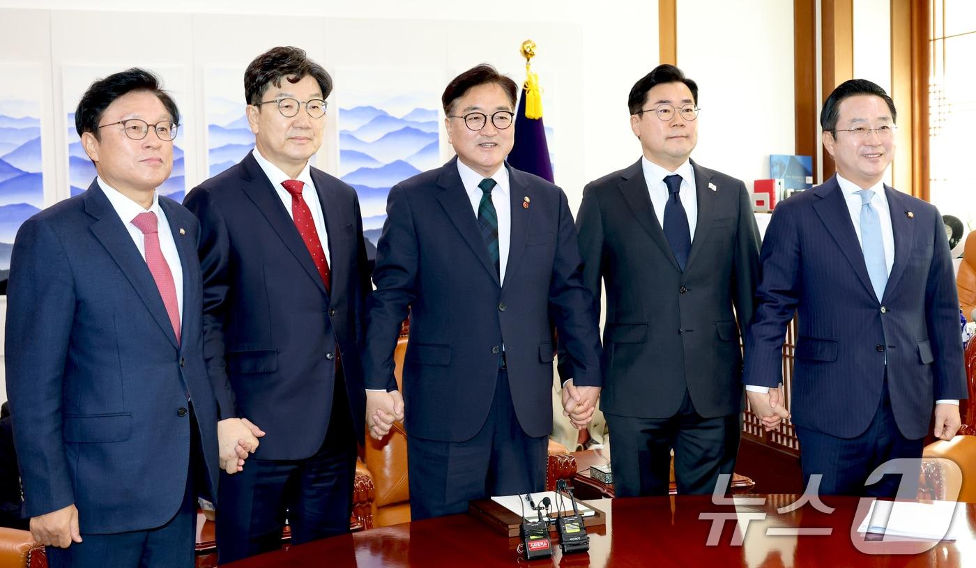 박형수 국민의힘 원내수석 부대표&#40;왼쪽부터&#41;, 권성동 대표 권한대행 겸 원내대표, 우원식 국회의장, 박찬대 더불어민주당 원내대표, 박성준 원내수석부대표가 23일 국회의장실에서 회동에 앞서 기념촬영을 하고 있다. &#40;공동취재&#41; 2024.12.23/뉴스1 ⓒ News1 안은나 기자