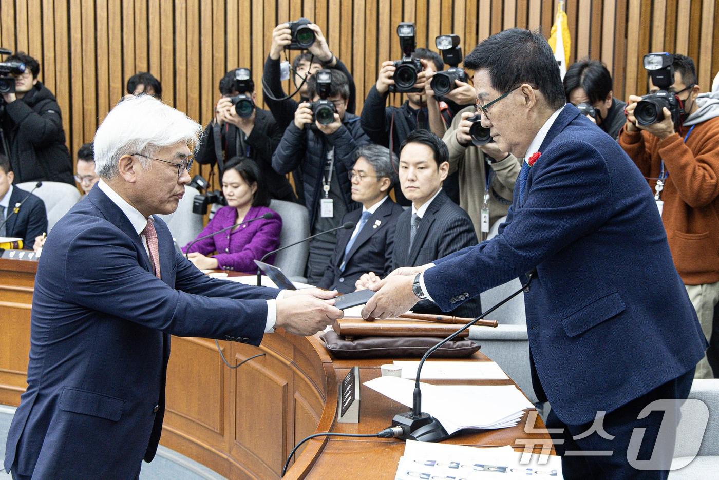 마은혁 헌법재판소 재판관 후보자가 23일 오전 서울 여의도 국회에서 열린 헌법재판소 재판관 선출안 심사를 위한 인사청문회에서 증인선서를 마친 후 선서문을 박지원 위원장에게 전달하고 있다. 이날 청문회에 국민의힘 의원들은 불참했다. 2024.12.23/뉴스1 ⓒ News1 이재명 기자