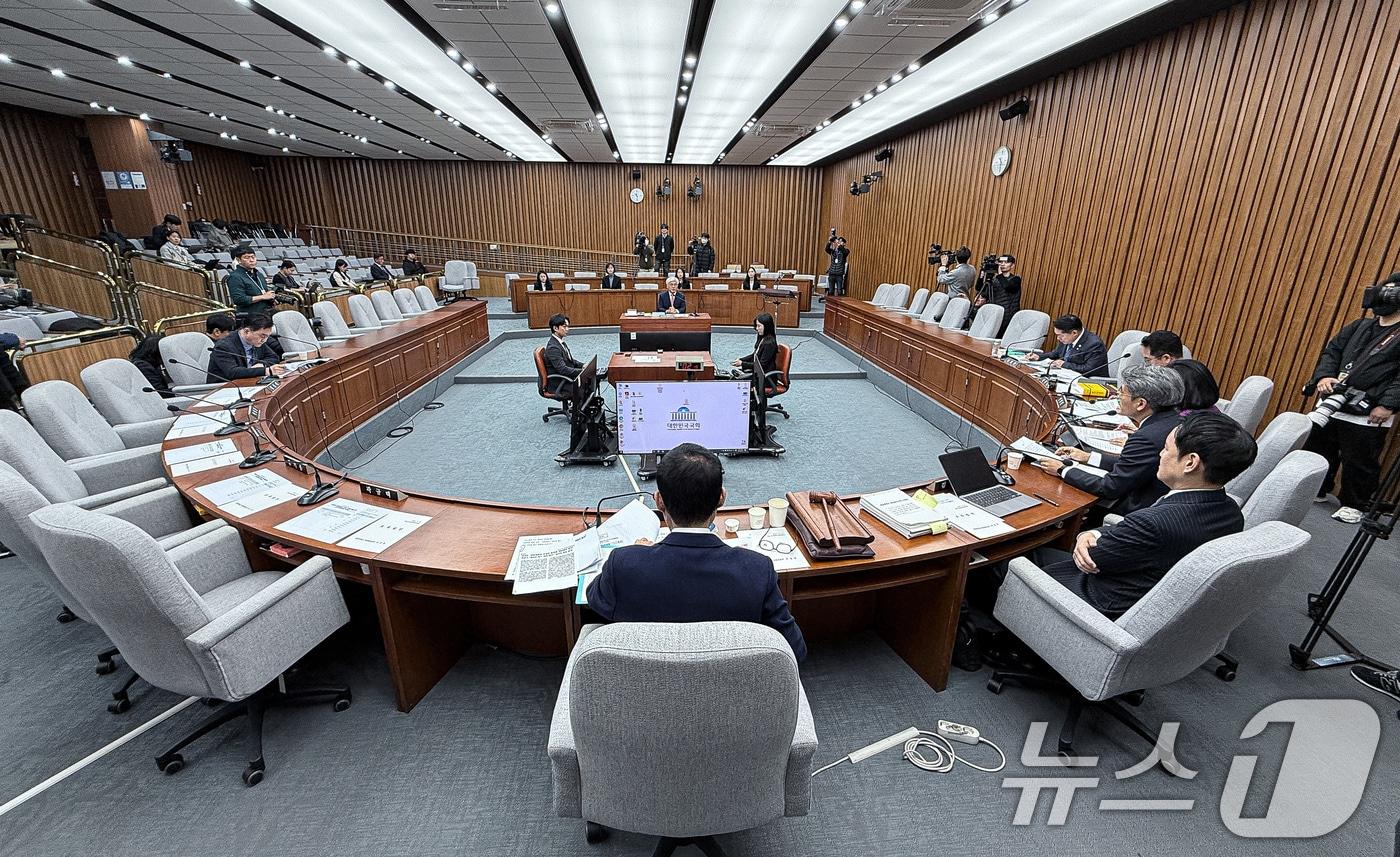 마은혁 헌법재판소 재판관 후보자가 23일 오전 서울 여의도 국회에서 열린 헌법재판소 재판관 선출안 심사를 위한 인사청문회에서 의원 질의에 답변하고 있다. 이날 청문회에 국민의힘 의원들은 불참했다. 2024.12.23/뉴스1 ⓒ News1 이재명 기자