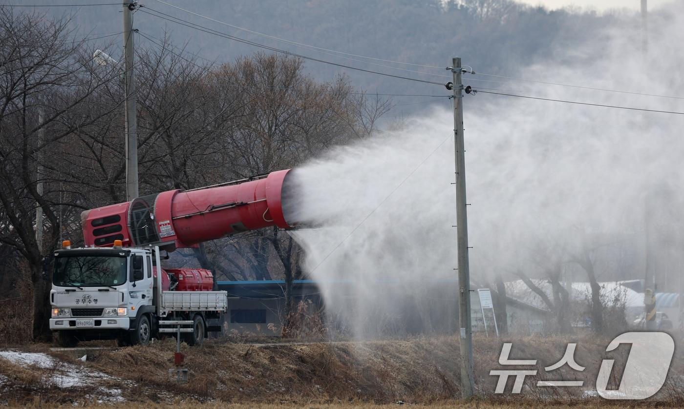 경기 화성시 팔탄면 인근에서 화성시 관계자가 방역 작업을 하고 있다. 2024.12.23/뉴스1 ⓒ News1 김영운 기자