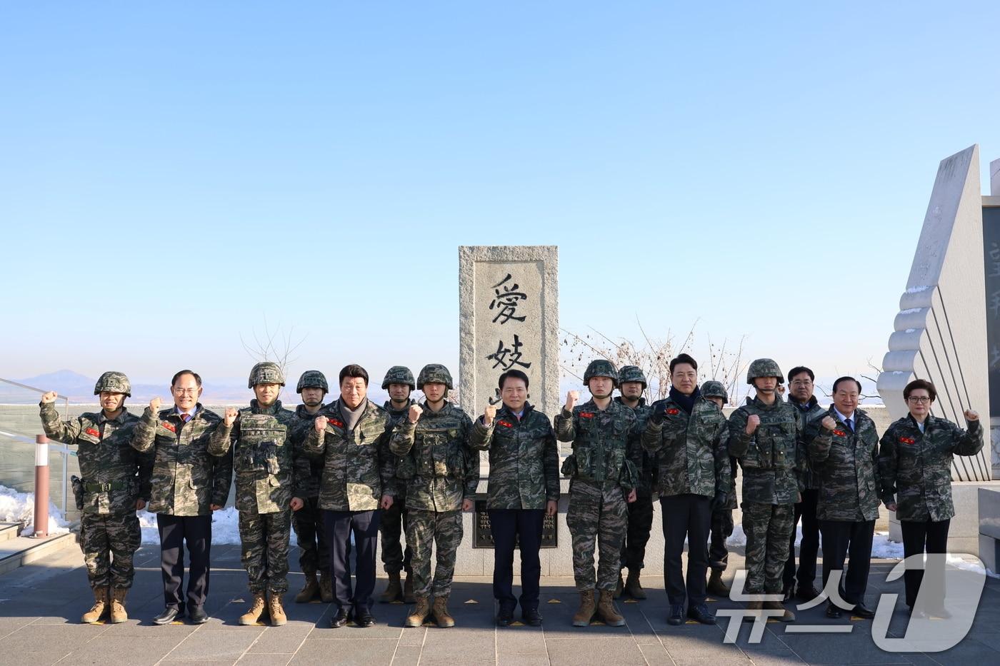 성일종 국회 국방위원회 위원장과 여야 국회의원들이 23일 해병대 2사단 예하부대인 경기 김포시 소재 752OP&#40;애기봉 소초&#41;를 방문해 해병대 2사단장으로부터 군사대비태세를 보고받고 장병들을 격려했다. &#40;성일종 의원실 제공&#41; 2024.12.23/뉴스1