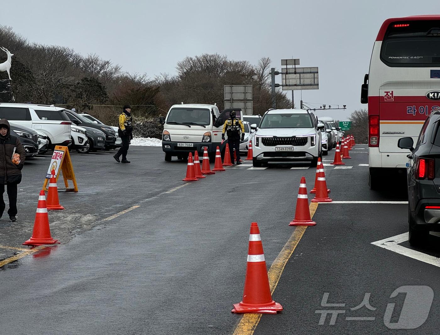 지난 22일 눈구경을 위해 몰린 차량으로 혼잡한 모습을 보이는 1100고지 휴게소 일대. 2024.12.23/뉴스1