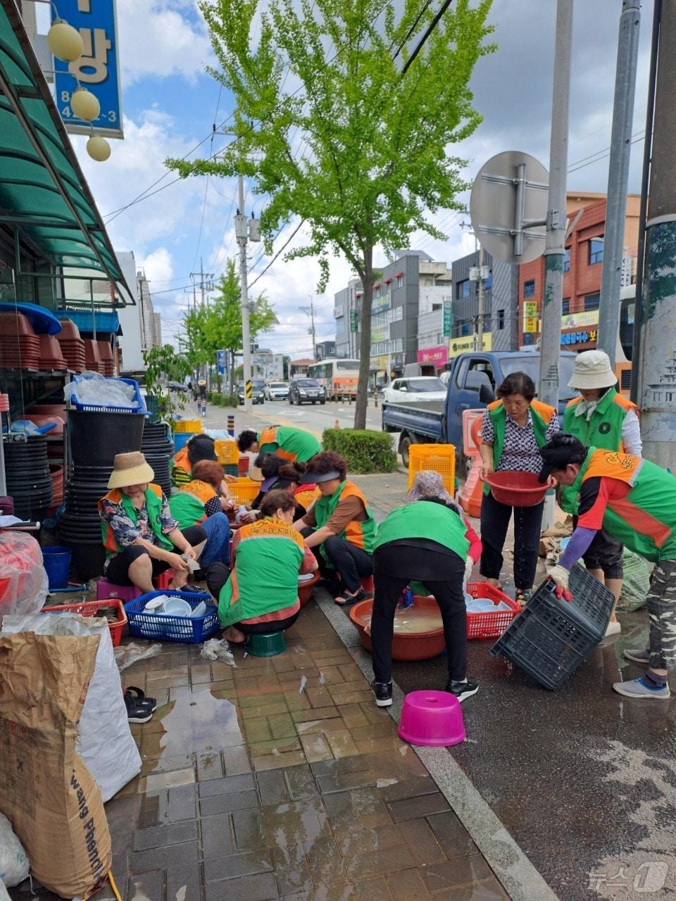 지난 7월 집중호우가 내린 전북 익산시에서 상가 침수로 복구 작업이 이뤄지고 있는 모습&#40;익산시 제공&#41; 2024.12.23/뉴스1