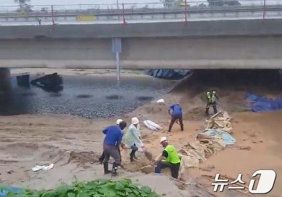 부실 임시제방 수습하는 공사 관계자들. /뉴스1