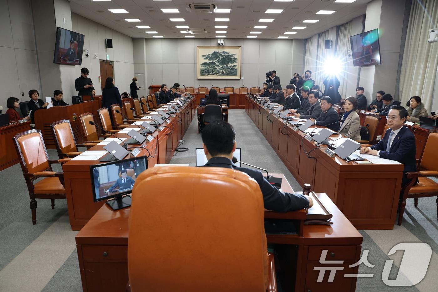 박찬대 국회 운영위원장이 23일 오후 서울 여의도 국회에서 열린 운영위원회 전체회의에서 제420회국회&#40;임시회&#41; 회기 전체 의사일정 협의의 건을 상정하고 있다. 이날 국민의힘 의원들은 전체회의에 불참했다. 2024.12.23/뉴스1 ⓒ News1 이광호 기자