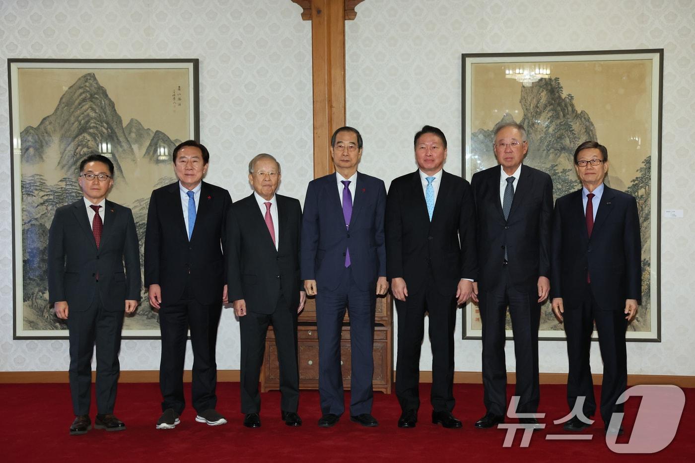 한덕수 대통령 권한대행 국무총리가 23일 서울 종로구 국무총리 공관에서 열린 경제 6단체 오찬 간담회에서 단체장들과 기념촬영하고 있다. 왼쪽부터 이호준 한국중견기업연합회 상근부회장, 김기문 중소기업중앙회 회장, 손경식 한국경영자총협회 회장, 한 대통령 권한대행, 최태원 대한상공회의소 회장, 류진 한국경제인협회 회장, 윤진식 한국무역협회 회장. &#40;국무총리실 제공&#41; 2024.12.23/뉴스1 ⓒ News1 장수영 기자