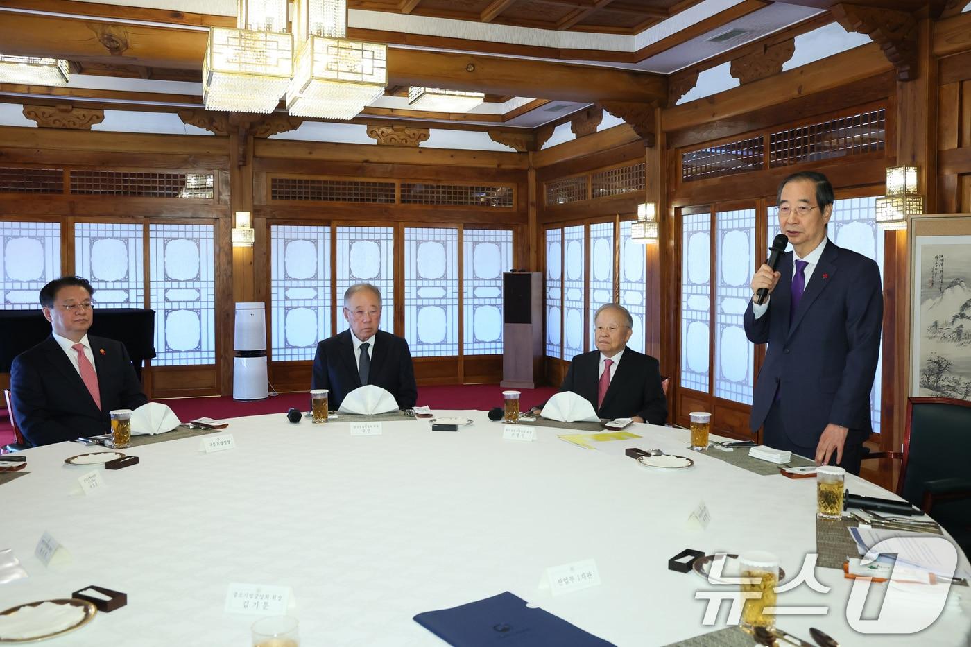 한덕수 대통령 권한대행 국무총리가 23일 서울 종로구 국무총리 공관에서 열린 경제 6단체 오찬 간담회에서 인사말 하고 있다. &#40;국무총리실 제공&#41; 2024.12.23/뉴스1 ⓒ News1 장수영 기자