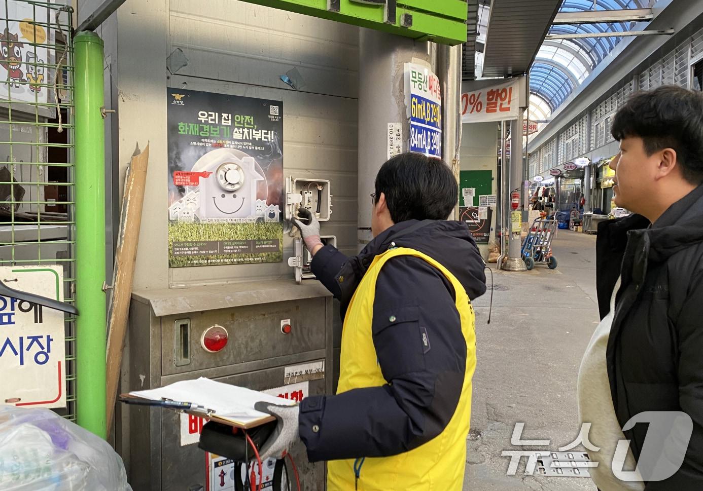 광주시 합동점검반이 설 명절을 앞두고 다중이용시설을 점검하고 있다.&#40;광주시 제공&#41;/뉴스1 