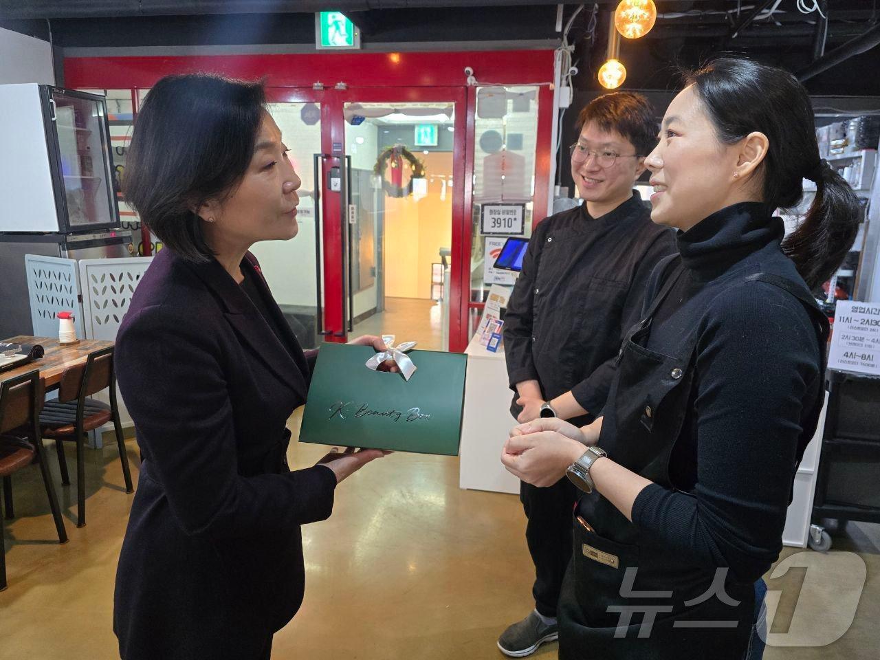 오영주 중소벤처기업부 장관이 23일 서울 영등포구에 위치한 소상공인시장진흥공단 정책자금 상환연장제도 수혜기업 &#39;즉떡 112&#39;를 다시 방문해 김지환 대표와 인사하고 있다. &#40;중기부 제공&#41;