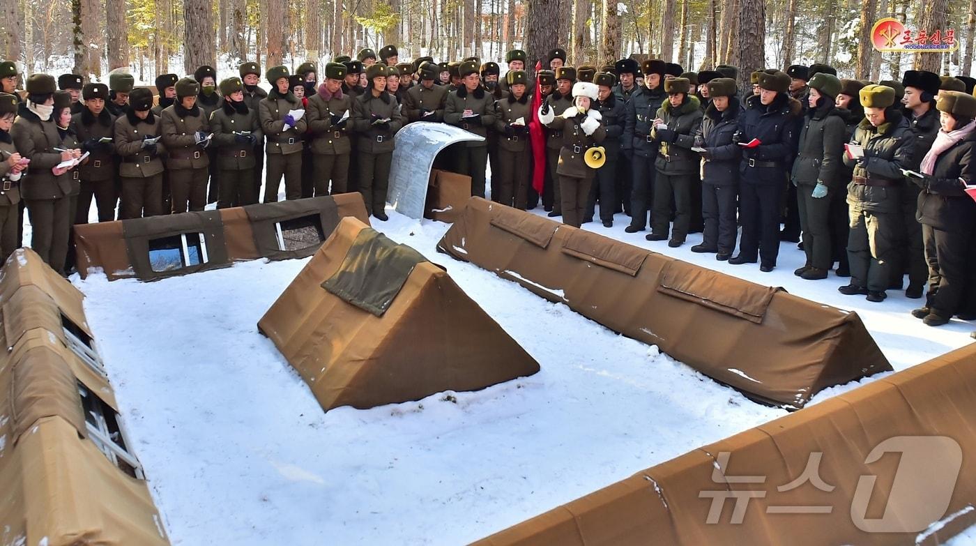 &#40;평양 노동신문=뉴스1&#41; = 북한 노동당 기관지 노동신문은 24일 &#34;백두산지구 혁명전적지를 찾은 답사자들이 백두의 설한풍속에서도 굴하지 않는 항일혁명 투사들의 고결한 넋을 가슴마다 새겨가고 있다&#34;라고 보도했다. [국내에서만 사용가능. 재배포 금지. DB 금지. For Use Only in the Republic of Korea. Redistribution Prohibited] rodongphoto@news1.kr