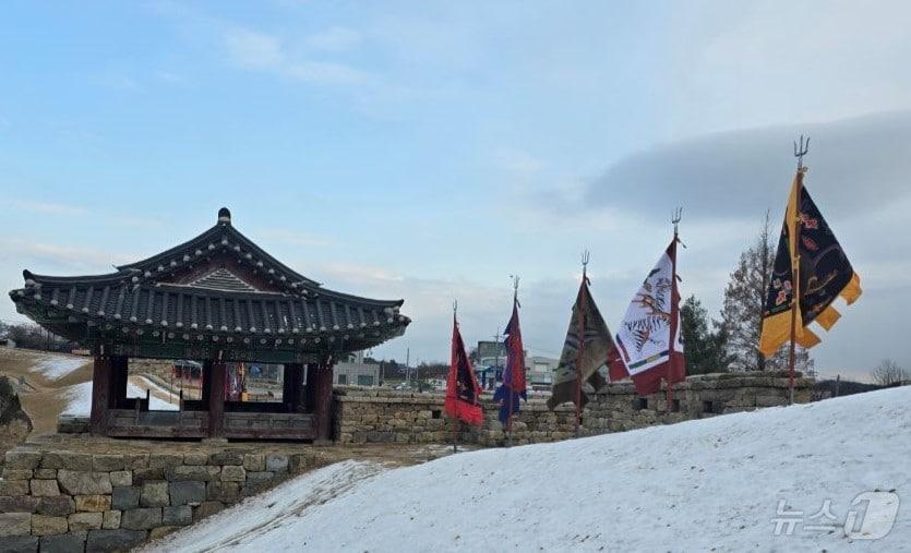 면천읍성 남벽에 설치된 깃발. &#40;당진시 제공&#41; /뉴스1