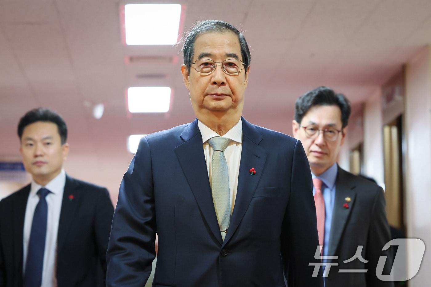 한덕수 대통령 권한대행 국무총리가 24일 오전 서울 종로구 정부서울청사에서 열린 국무회의에 입장하고 있다. &#40;국무총리실 제공&#41; 2024.12.24/뉴스1 ⓒ News1 장수영 기자