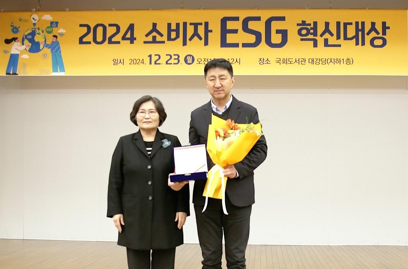 &#39;2024 소비자 ESG 혁신대상&#39; 시상식에서 이윤근 카카오페이 ESG협의체장&#40;오른쪽&#41;이 기념사진을 촬영하고 있다. &#40;카카오페이 제공&#41;