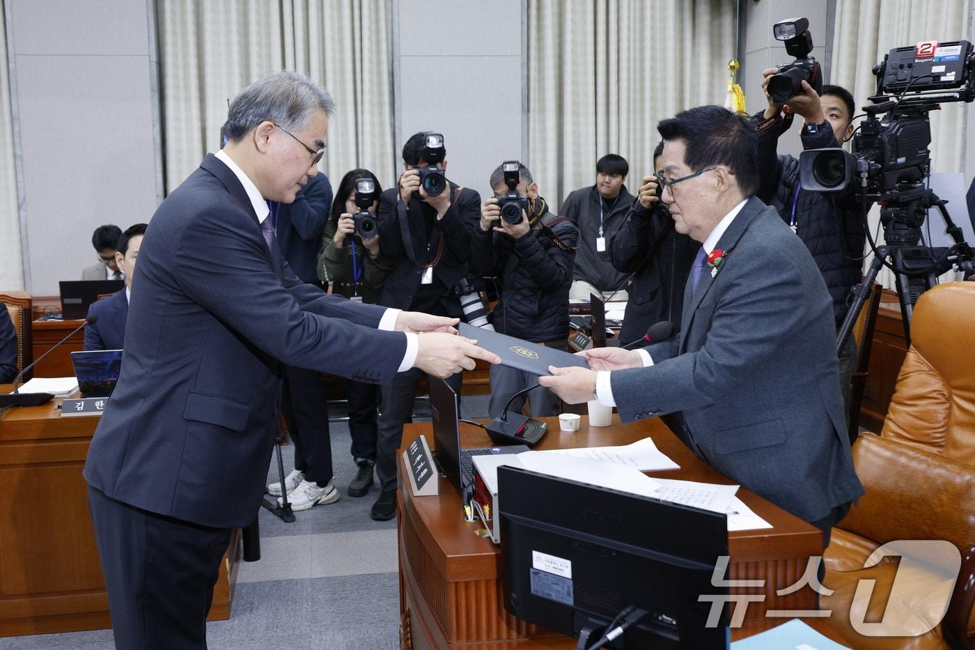 조한창 헌법재판소 재판관 후보자가 24일 오전 서울 여의도 국회에서 열린 인사청문회에 출석해 선서를 마치고 선서문을 박지원 위원장에게 제출하고 있다. ⓒ News1 안은나 기자