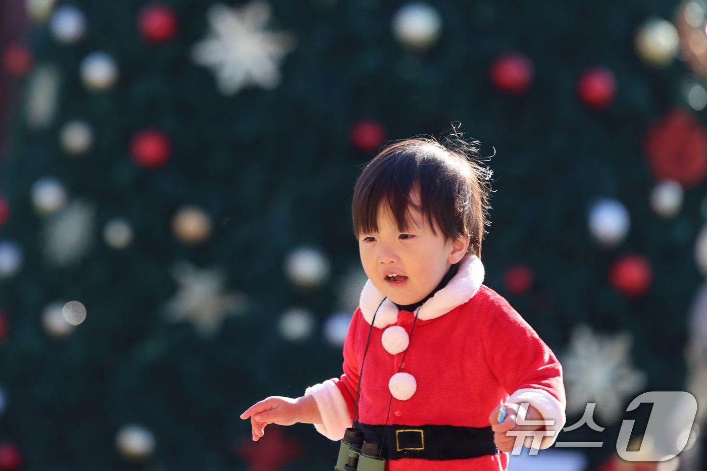 성탄절을 하루 앞둔 24일 용산공원 장교숙소5단지에서 열린 &#39;해피크리스마스 빌리지&#39;에서 산타 복장을 한 어린이가 즐거운 시간을 보내고 있다. 2024.12.24/뉴스1 ⓒ News1 황기선 기자