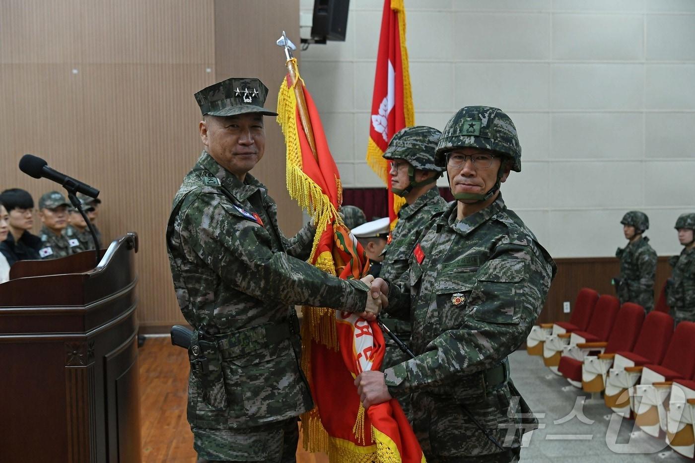 24일 열린 제8ㆍ9대 해병대 제9여단장 이·취임식에서 좌태국 신임 여단장이 지휘권의 상징인 부대기를 이양받고 있다. &#40;해벼대 제9여단 제공&#41;/뉴스1 