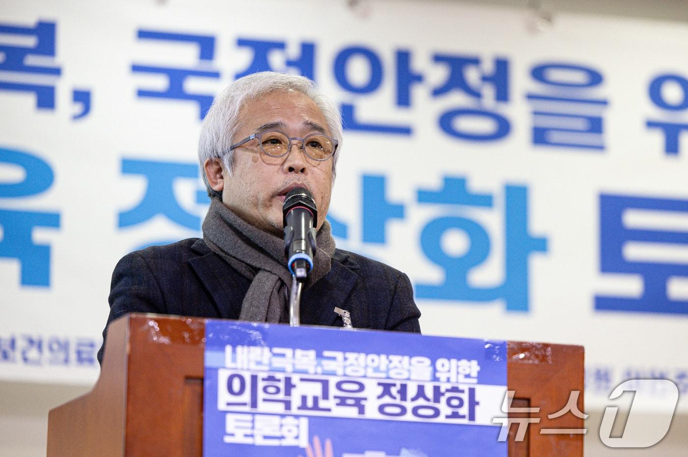 오주환 서울의대 교수가 24일 오후 서울 여의도 국회 의원회관에서 열린 &#39;내란극복·국정안정을 위한 의학교육 정상화&#39; 토론회에서 &#39;2024 의료인력 추계연구 결과&#39;를 주제로 발제하고 있다. 2024.12.24/뉴스1 ⓒ News1 이재명 기자