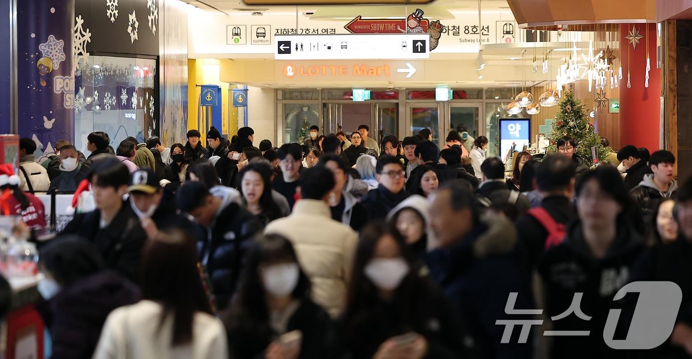 성탄절을 하루 앞둔 24일 오후 서울 송파구 롯데월드몰이 시민들로 북적이고 있다. 2024.12.24/뉴스1 ⓒ News1 김진환 기자