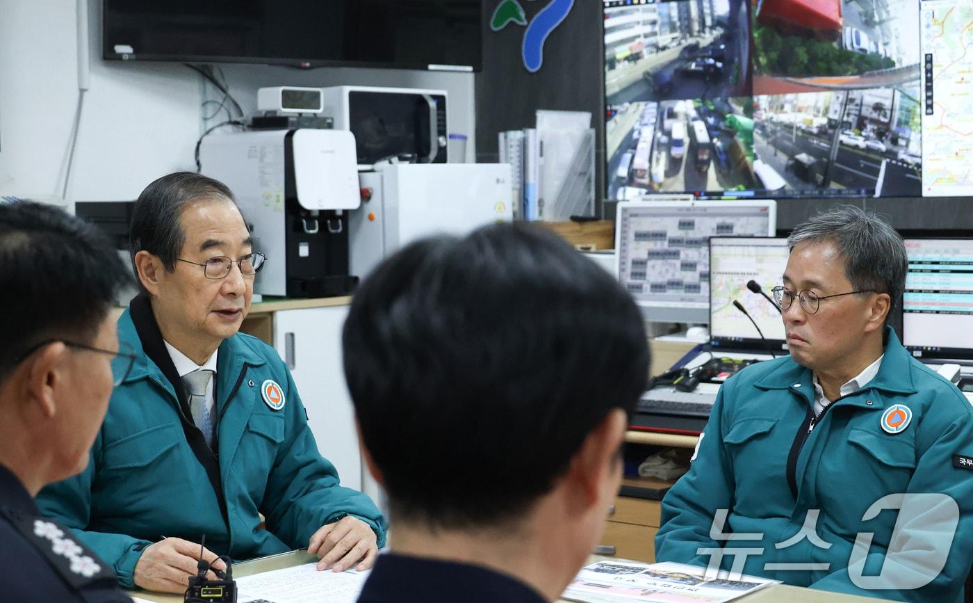 한덕수 대통령 권한대행 국무총리가 24일 오후 서울 중구 중부소방서를 방문해 연말·연시 비상근무 상황 및 재난 대응 체계를 점검하고 있다. &#40;국무총리실 제공&#41; 2024.12.24/뉴스1 ⓒ News1 장수영 기자