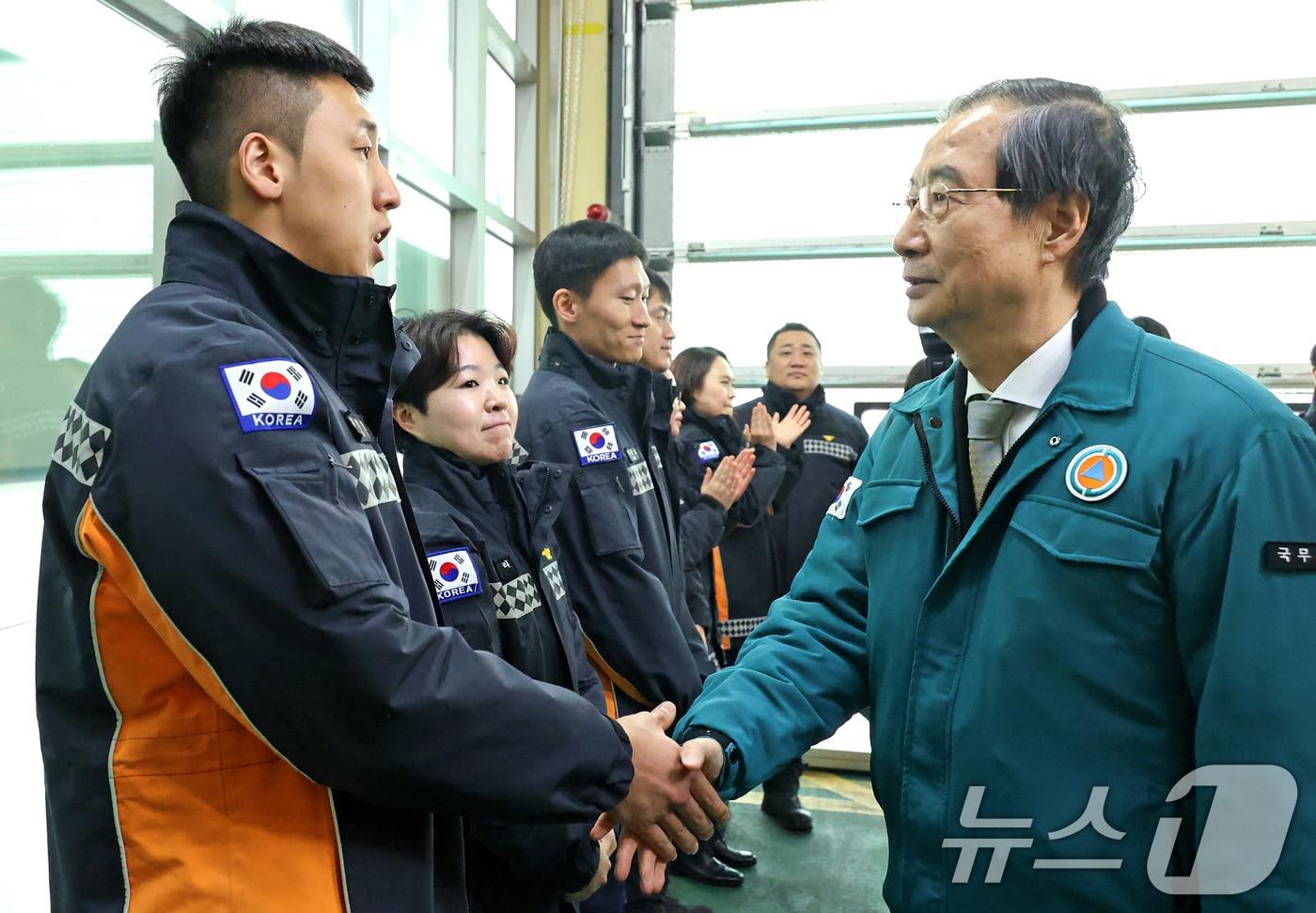 한덕수 대통령 권한대행 국무총리가 24일 오후 서울 중구 중부소방서를 방문해 연말·연시 비상근무 중인 소방공무원들과 인사를 나누고 있다. &#40;국무총리실 제공&#41; 2024.12.24/뉴스1 ⓒ News1 장수영 기자