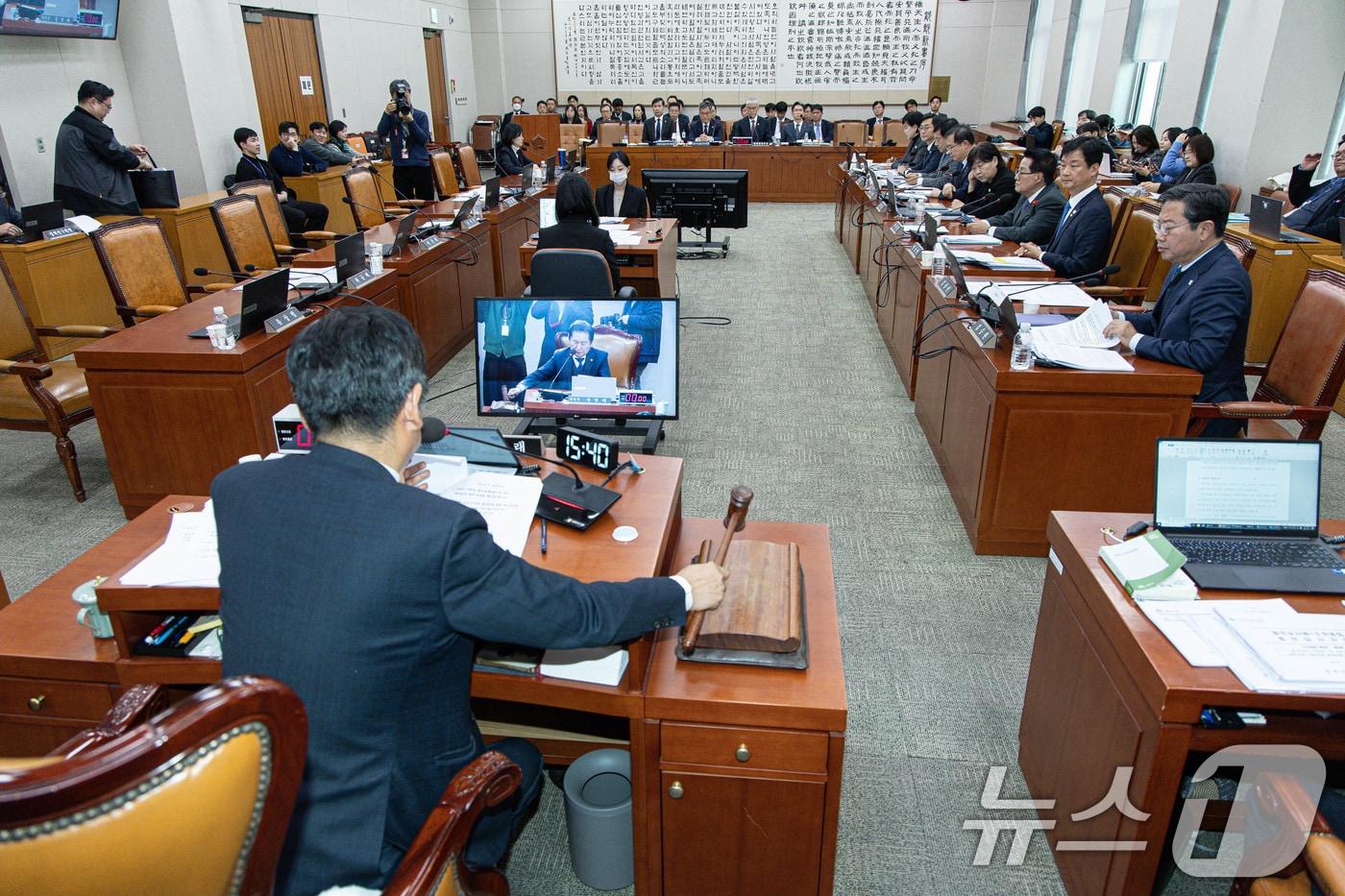 정청래 국회 법제사법위원회 위원장이 24일 오후 서울 여의도 국회에서 열린 법사위 전체회의에서 의사봉을 두드리고 있다. 2024.12.24/뉴스1 ⓒ News1 이재명 기자