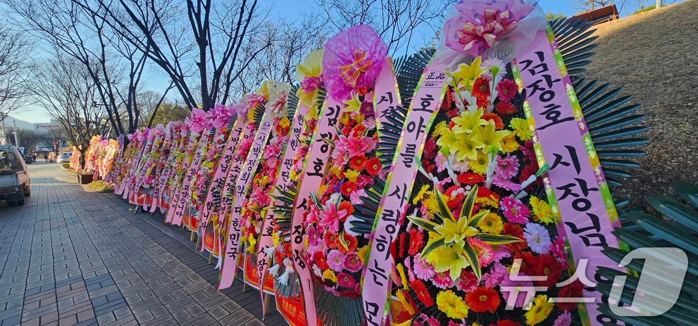 경북 구미시가 이승환 콘서트 대관을 취소하자 24일 대관 취소를 지지하는 100여개의 격려 화환이 구미시청에 배달돼 정문앞에 늘어서 있다. 전국에서 배송된 화환에는 &#39;정치 연예인 이승환 콘서트 취소결정을 환영한다&#39;, &#39;정치선동 이승환 콘서트 철회를 지지한다&#39;. &#39;보수의 심장 구미시장 최고&#39; 등의 문구가 적혀있다. 2024.12.24/뉴스1 ⓒ News1 정우용 기자