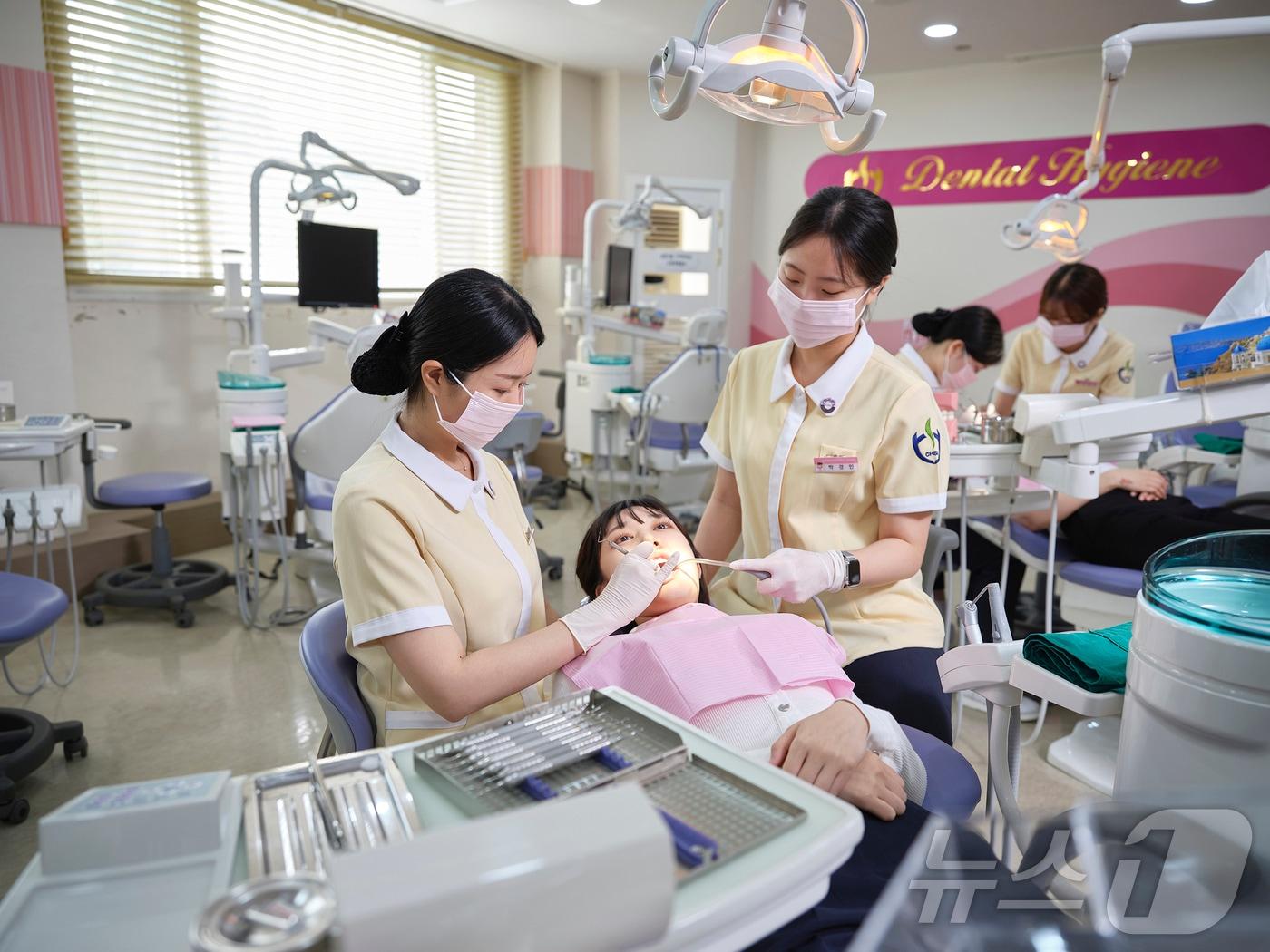 충북보건과학대학교는 치위생학과 졸업예정자 29명이 52회 치과위생사 국가시험에서 전원 합격했다.&#40;충북보건과학대 제공&#41;/뉴스1