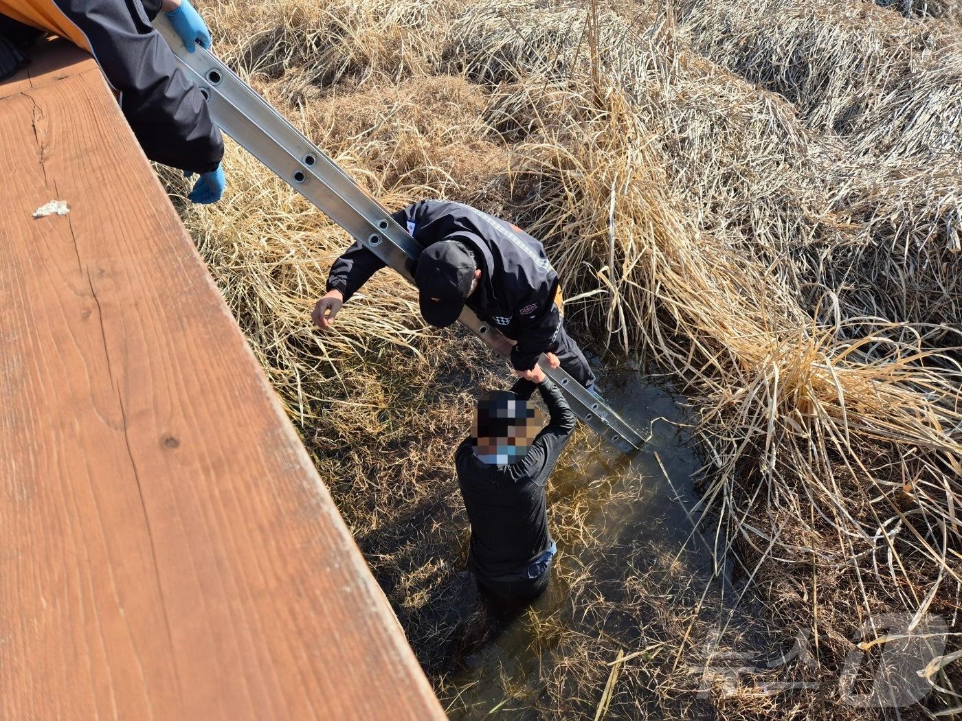 24일 오후 1시 19분께 전북자치도 전주시 덕진구 장동 기지제에서 70대 남성이 물에 빠졌다.&#40;전북소방 제공&#41; 2024.12.24/뉴스1