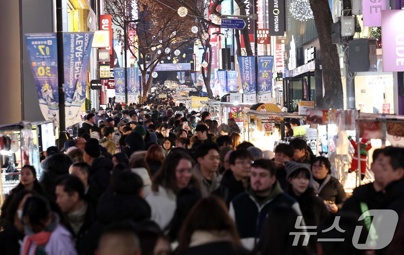  24일 오후 서울 중구 명동거리가 성탄절 분위기를 만끽하려는 시민과 관광객들로 북적이고 있다. 2024.12.24/뉴스1 ⓒ News1 구윤성 기자