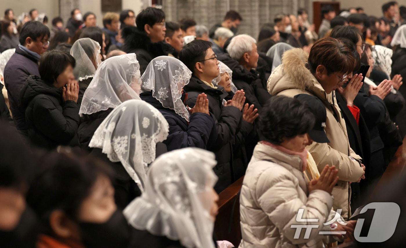 천주교 서울대교구장 정순택 대주교가 25일 새벽 서울 중구 명동대성당 앞마당에서 아기 예수를 말 구유에 안치하는 &#39;구유 예절&#39; 의식을 행하고 있다. &#40;공동취재&#41; &#40;사진은 기사 내용과 무관함&#41; 2024.12.25/뉴스1 ⓒ News1 구윤성 기자