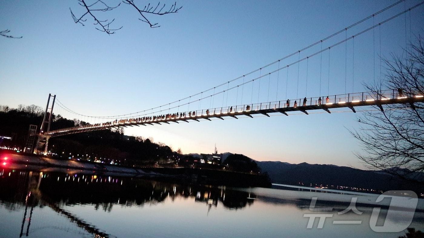 지난 24일 강원 춘천 의암호 수변을 한눈에 볼 수 있는 출렁다리 ‘춘천사이로248’ 개통식을 진행한 가운데 시민들이 직접 체험을 해보고 있다. &#40;춘천시 제공&#41;