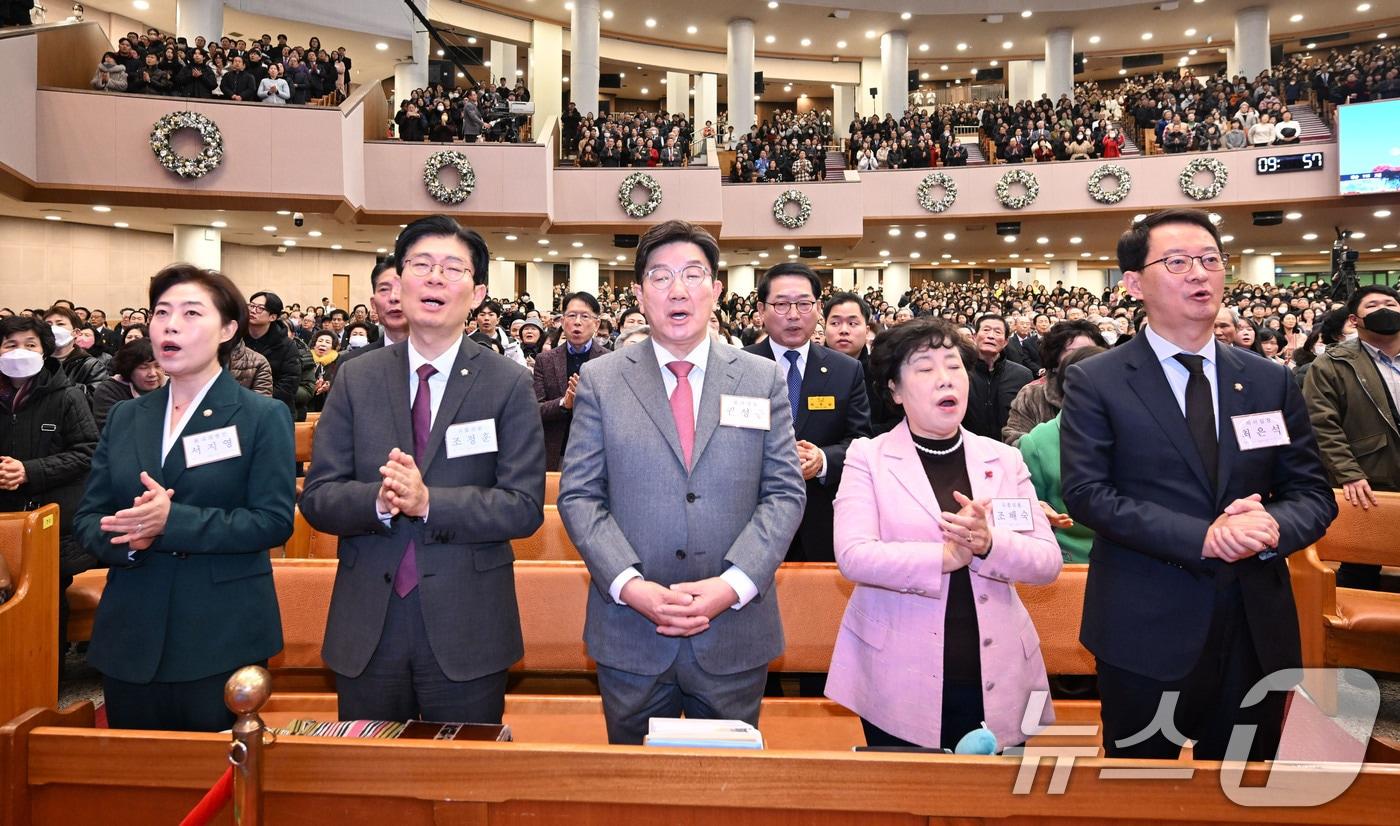 국민의힘 서지영 원내대변인&#40;앞줄 왼쪽부터&#41;, 조정훈 의원, 권성동 당대표 권한대행 겸 원내대표, 조배숙 의원, 최은석 비서실장이 25일 서울 여의도순복음교회에서 열린 성탄예배를 드리고 있다. &#40;순복음교회 제공&#41; 2024.12.25/뉴스1