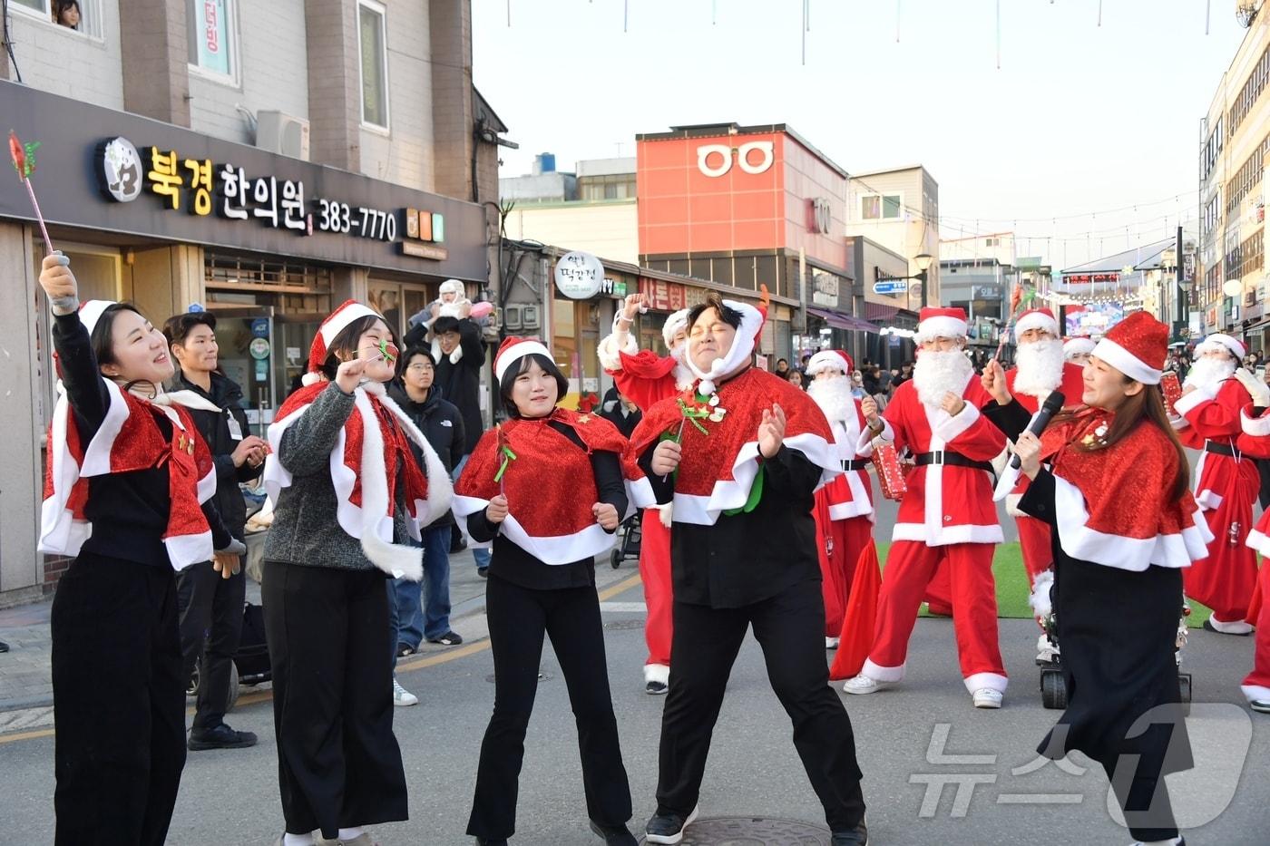 지난 24일 오후 전남 담양군 담양읍 중앙로 일원에서 제6회 담양 산타축제 개막식 거리 퍼레이드에서 청년 산타들이 공연하고 있다.&#40;담양군 제공&#41;2024.12.25/뉴스1