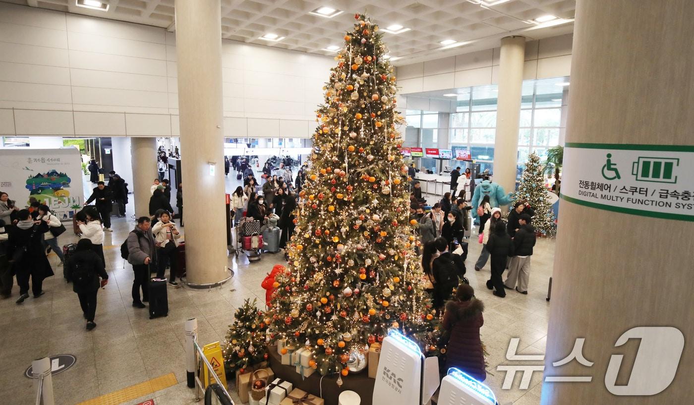 성탄절인 25일 오후 제주국제공항 국내선 도착 대합실에 설치된 대형 감귤 크리스마스 트리가 눈길을 끌고 있다. /뉴스1 ⓒ News1 오현지 기자