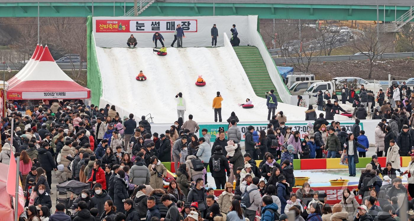 임실 산타축제 마지막 날인 25일 전북자치도 임실군 치즈테마파크를 찾은 관광객들이 각종 체험과 먹거리를 즐기며 즐거운 시간을 갖고 있다. &#40;임실군청 제공&#41; 2024.12.25/뉴스1 ⓒ News1 유경석 기자