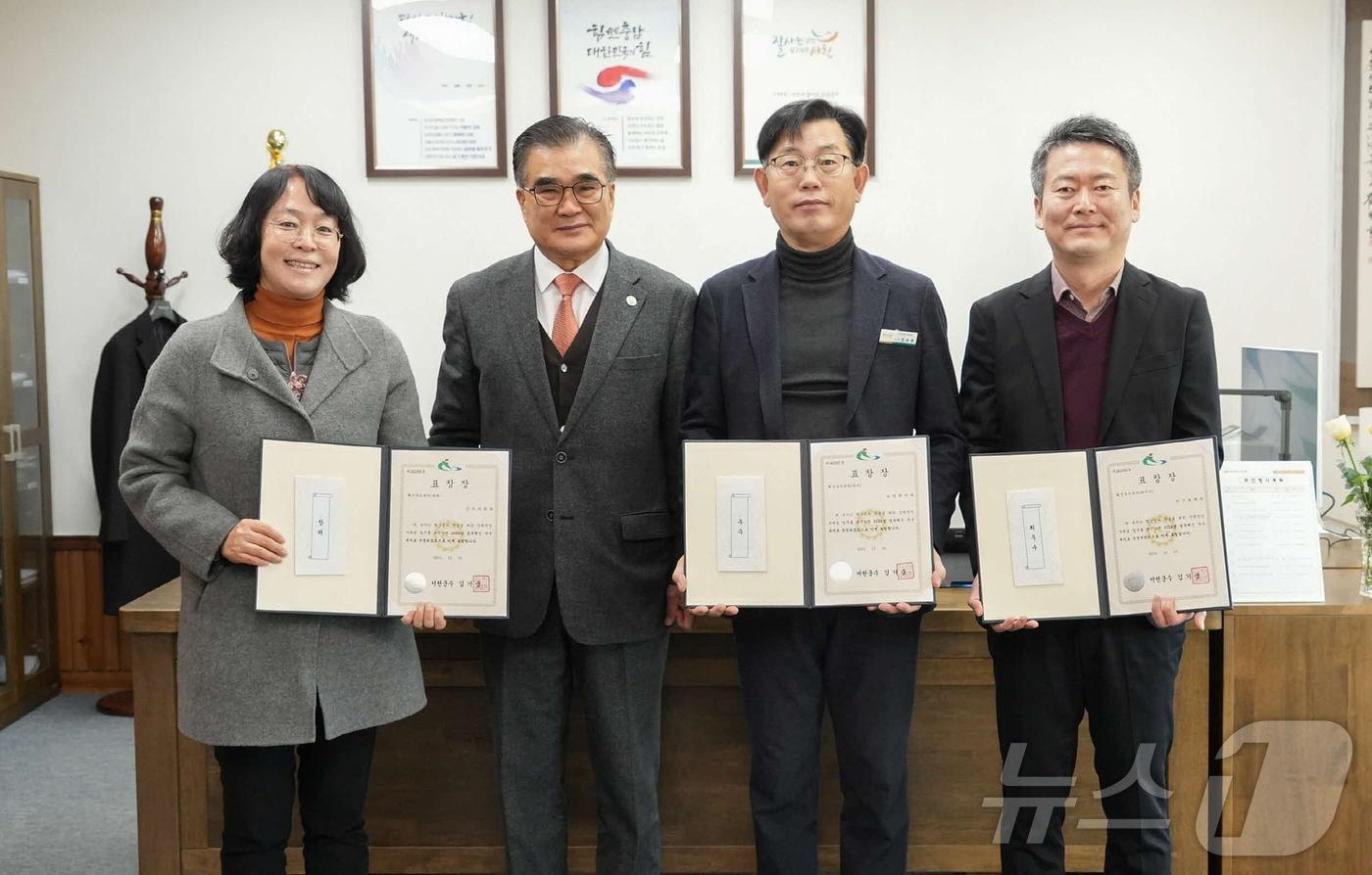 김기웅 서천군수&#40;왼쪽 두번째&#41;가 2024년 정부혁신 우수부서 직원들과 기념촬영을 하고 있다.&#40;서천군 제공&#41;/뉴스1