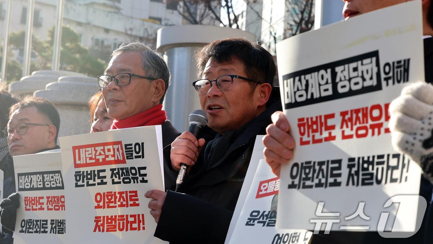 자주통일평화연대와 접경지역 주민 등 시민사회 단체가 26일 오전 서울 서대문구 경찰청 국가수사본부 앞에서 내란 주도자 4인&#40;윤석열 대통령, 김용현 전 국방부 장관, 여인형 국군방첩사령관, 노상원 전 정보사령관&#41;에 대한 한반도 전쟁유도 외환죄 추가 고발 기자회견을 하고 있다. 2024.12.26/뉴스1 ⓒ News1 황기선 기자