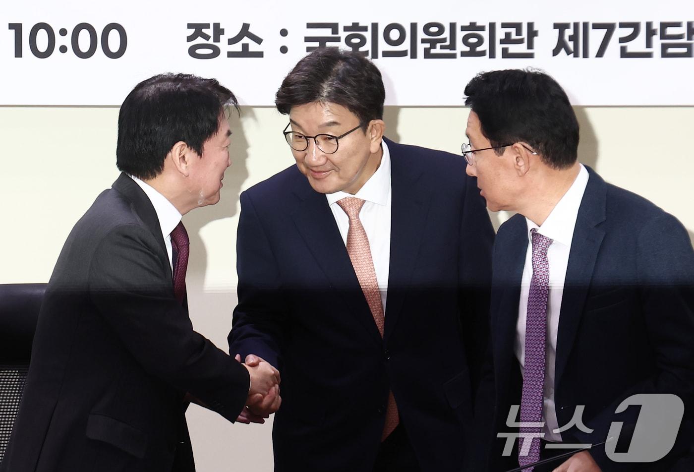 국민의힘 권선동 당대표 권한대행 겸 원내대표와 안철수 AI 3대강국 도약 특위 위원장이 26일 오전 서울 여의도 국회 의원회관에서 열린 &#39;AI 3대 강국 도약 특별위원회 1차 회의에서 인사하고 있다. 2024.12.26/뉴스1 ⓒ News1 김민지 기자