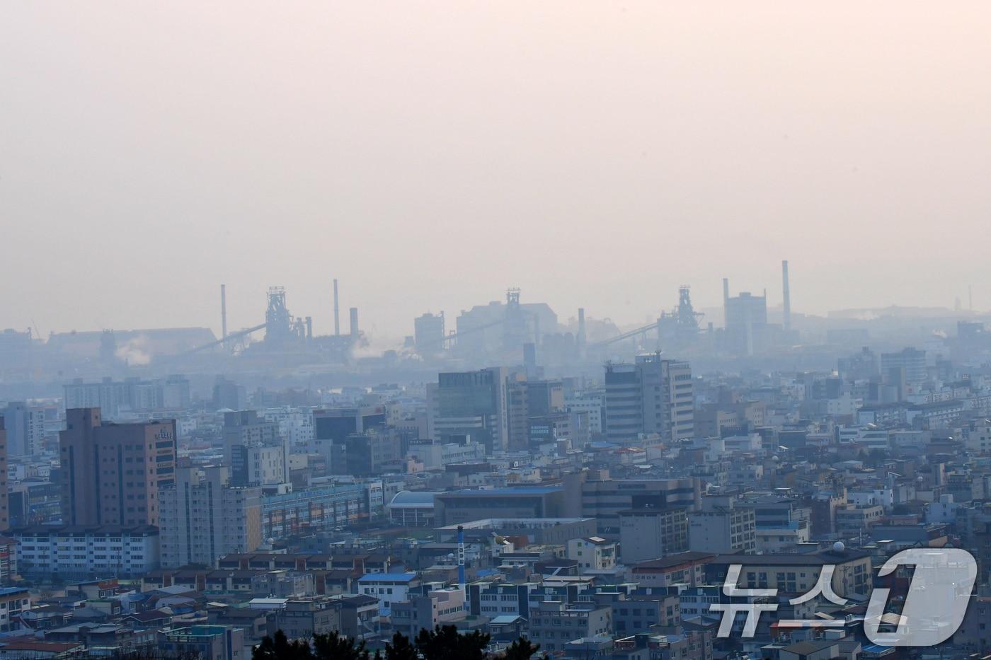 경북 포항 도심이 뿌옇게 보이고 있다. 2024.12.26/뉴스1 ⓒ News1 최창호 기자