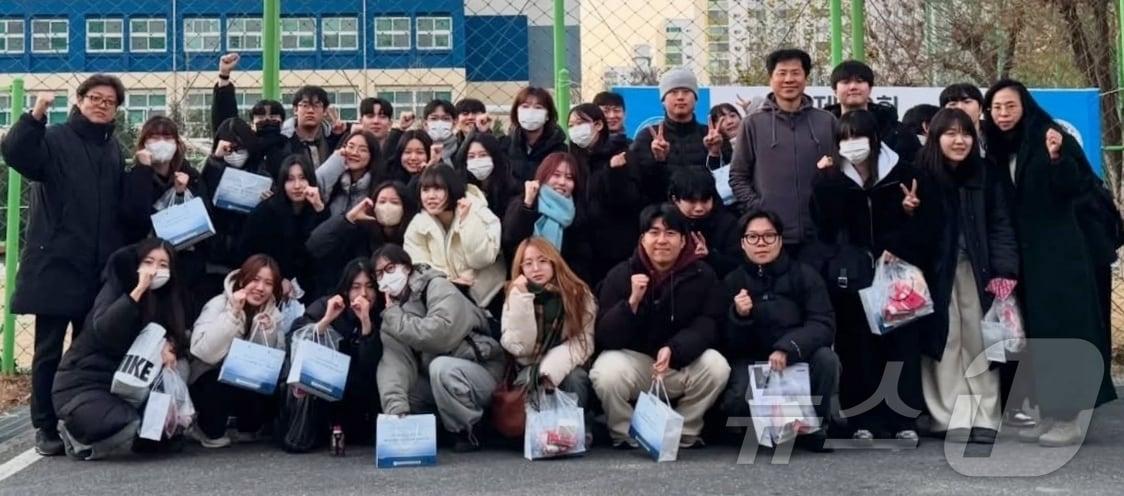 청주대 물리치료학과 교수들과 학생들이 물리치료사 국가고시를 치른 뒤 고사장 앞에서 기념사진을 촬영하고 있다.&#40;청주대 제공&#41;/뉴스1