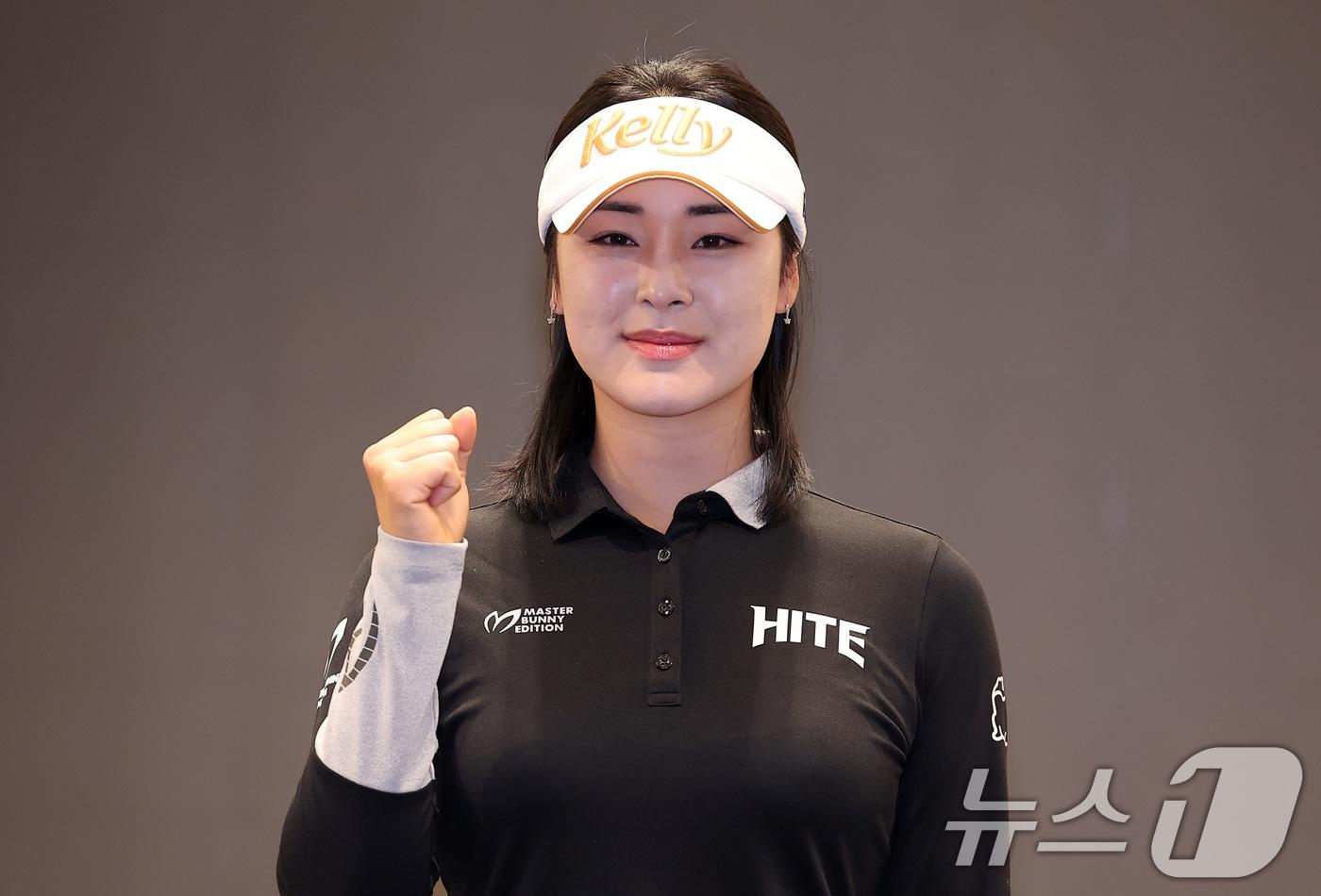 미국여자프로골프&#40;LPGA&#41;에 진출하는 프로골퍼 윤이나 프로가 26일 서울 여의도 CCMM빌딩 루나미엘레 컨벤션에서 열린 기자간담회에서 파이팅을 하고 있다. 2024.12.26/뉴스1 ⓒ News1 김성진 기자