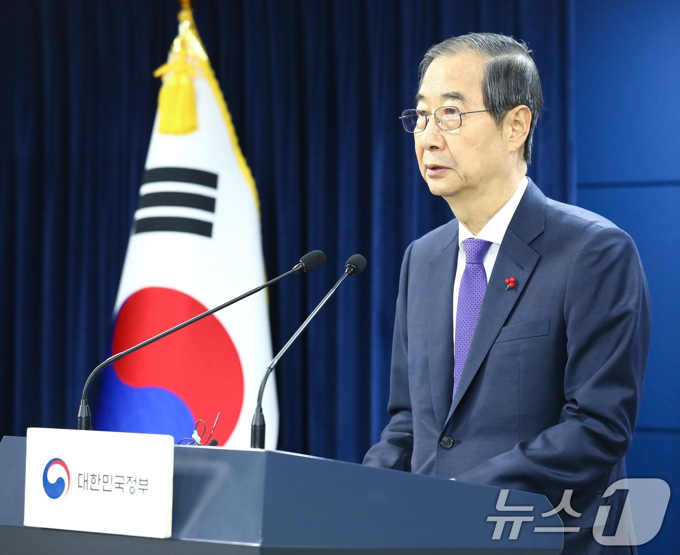 한덕수 대통령 권한대행 국무총리가 26일 서울 종로구 정부서울청사에서 긴급 대국민담화를 발표하고 있다. 2024.12.26/뉴스1 ⓒ News1 청사사진기자단