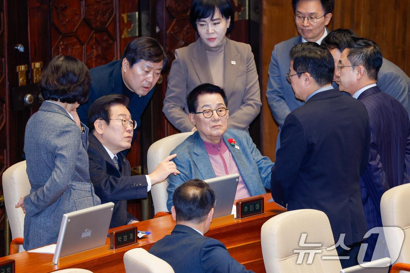 한덕수 대통령 권한대행이 긴급 대국민담화를 통해 &#34;여야가 합의할 때까지 헌법재판관 임명을 보류하겠다＂고 밝힌 26일 서울 여의도 국회에서 열린 제420회국회&#40;임시회&#41; 제1차 본회의에서 더불어민주당 이재명 대표, 박찬대 원내대표, 박지원 의원 등이 논의하고 있다. 2024.12.26/뉴스1 ⓒ News1 안은나 기자